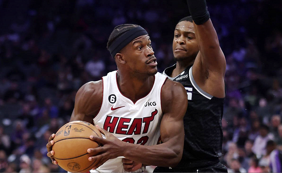 清晨多伦多猛龙迎来里程碑：NBA常规赛节点到来，话题不断，轮换策略成焦点的简单介绍